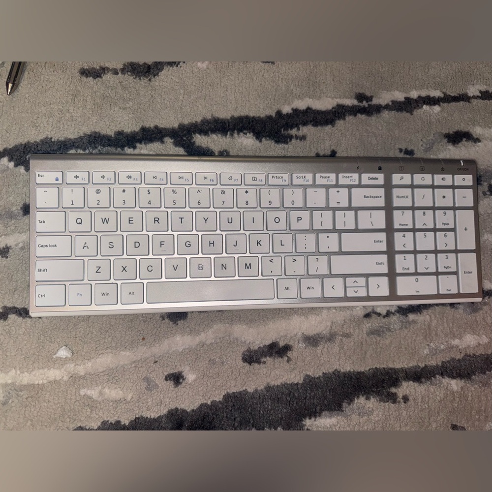 iCleverMulti device IC-GK03 Bluetooth wireless keyboard. White/Silver - Picture 10 of 16